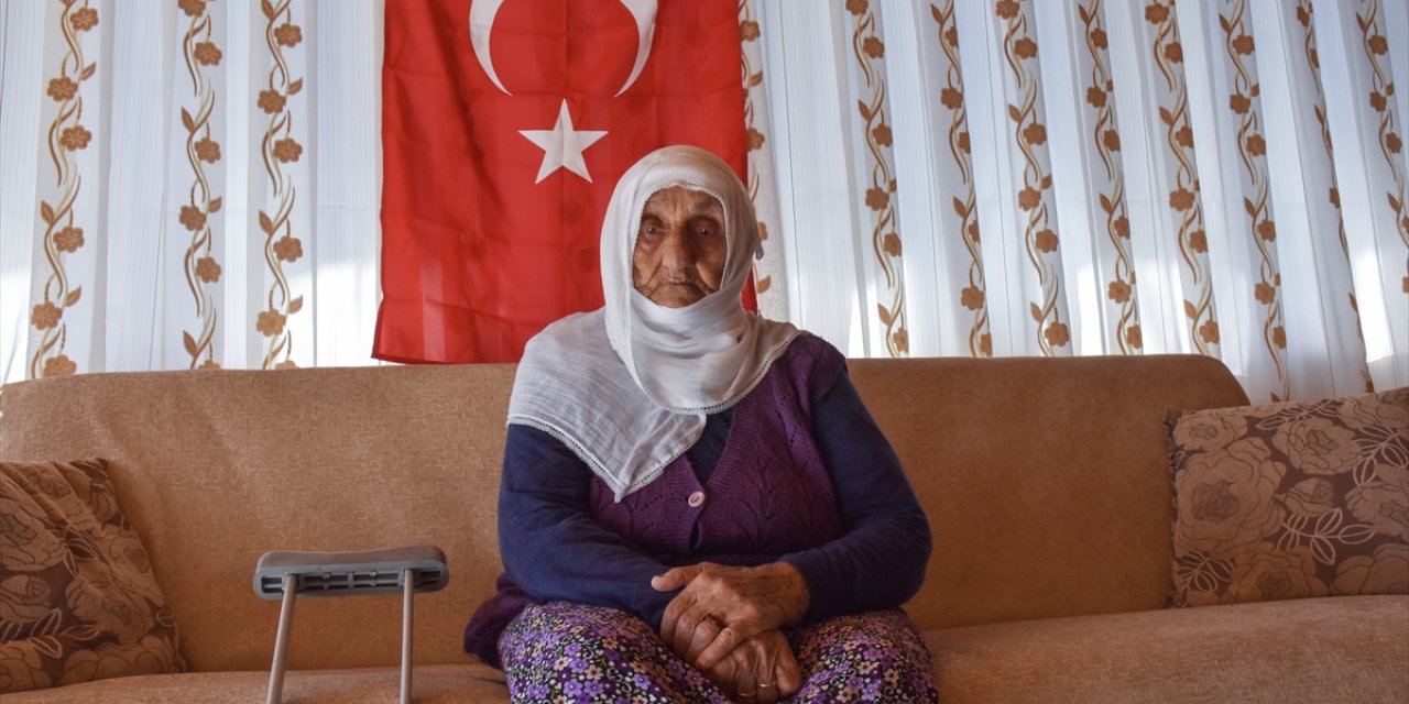 Asırlık çınar Güllü nine, Cumhuriyet'in 101. yılına şahitlik ediyor