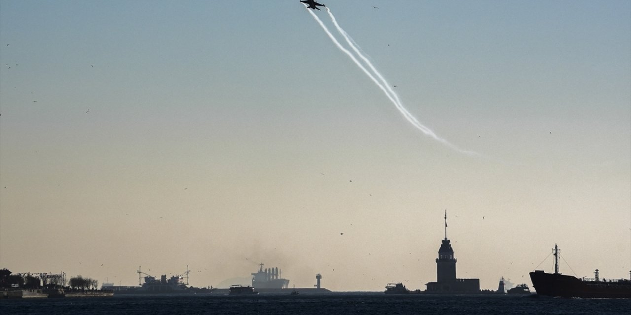 SOLOTÜRK'ten İstanbul semalarında selamlama uçuşu