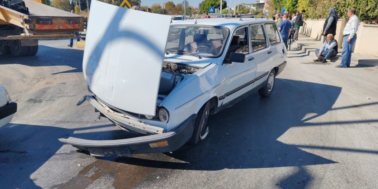 Mersin'de otomobille pikabın çarpıştığı kazada 2 kişi yaralandı