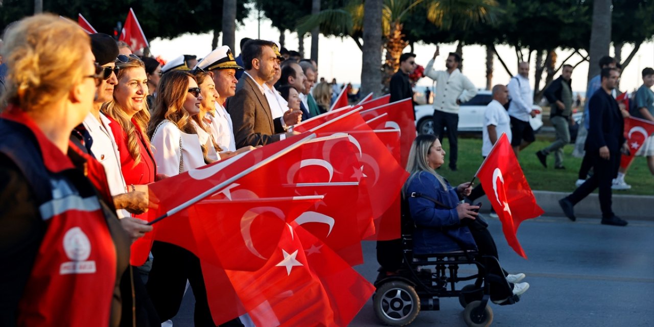 Mersin'de 101 metre Türk bayrağıyla Cumhuriyet yürüyüşü düzenlendi