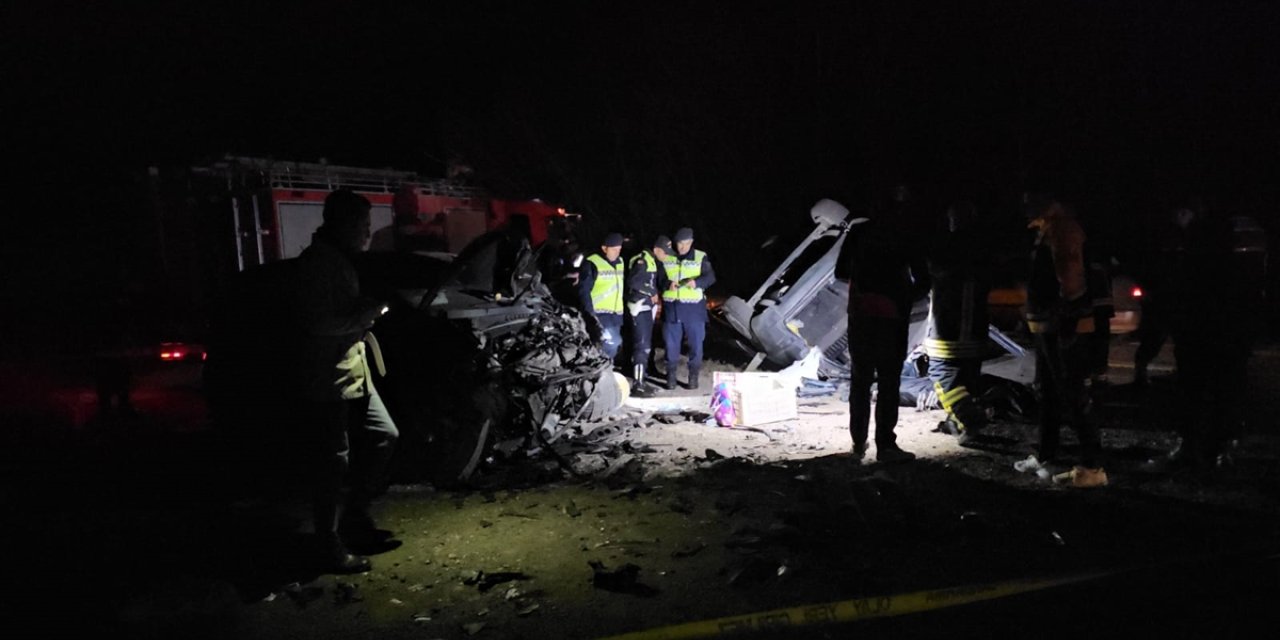 Çorum'da hafif ticari araçla otomobilin çarpışması sonucu 2 kişi öldü, 2 kişi yaralandı