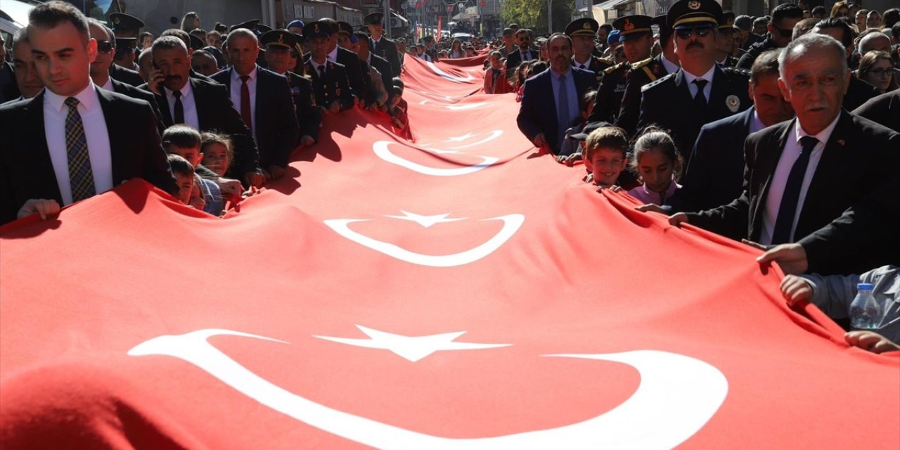 Çukurca'da "Bayrak Yürüyüşü" yapıldı