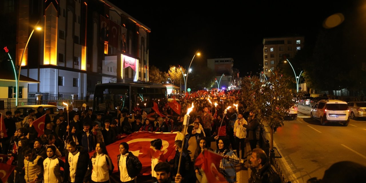 Muş'ta 29 Ekim Cumhuriyet Bayramı dolayısıyla fener alayı düzenlendi