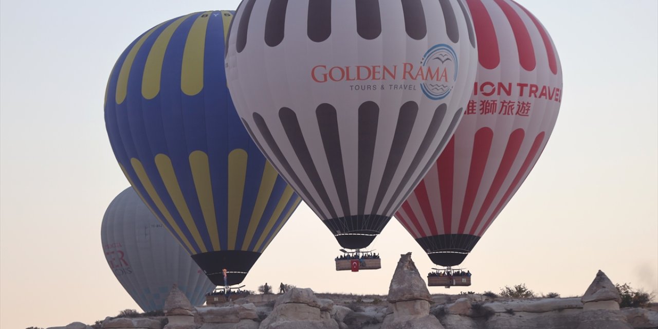 Kapadokya'da balonlar Türk bayraklarını gökyüzünde dalgalandırdı