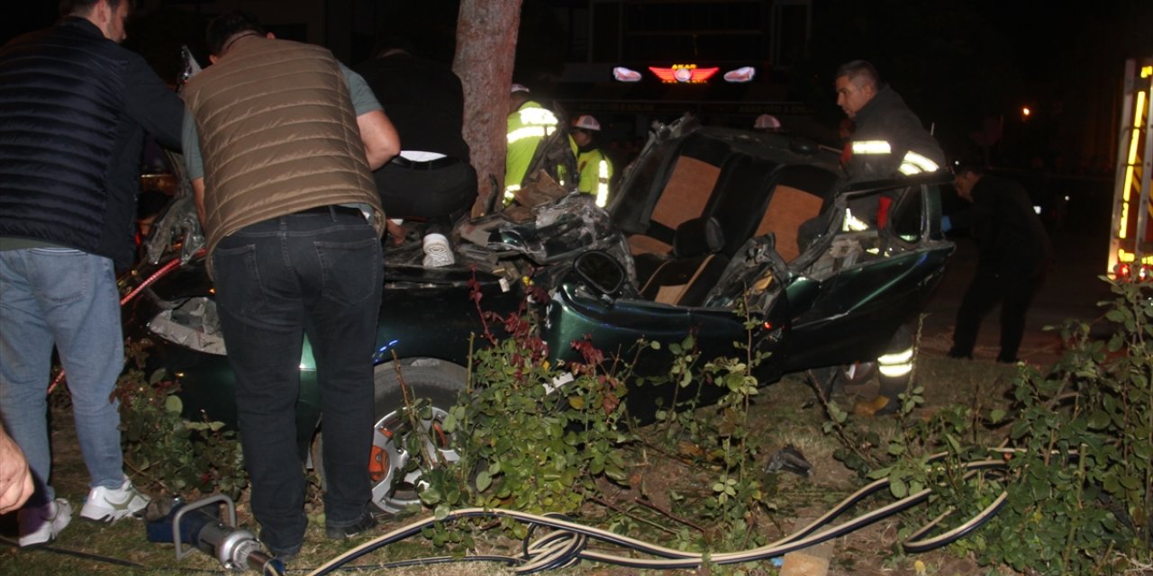 Konya'da refüjdeki ağaca çarpan otomobilin sürücüsü hayatını kaybetti