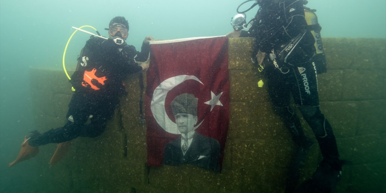 29 Ekim Cumhuriyet Bayramı Van Gölü'nün derinliklerinde kutlandı