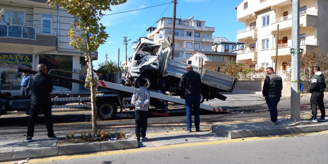 Kayseri'de freni patlayan kamyonun otomobile çarpması sonucu 1 kişi öldü, 6 kişi yaralandı