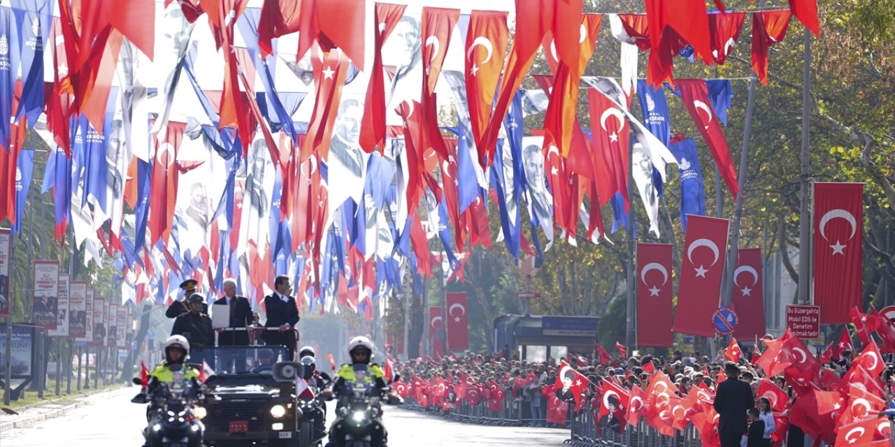 Cumhuriyet'in 101. yıl dönümü dolayısıyla Vatan Caddesi'nde tören düzenlendi