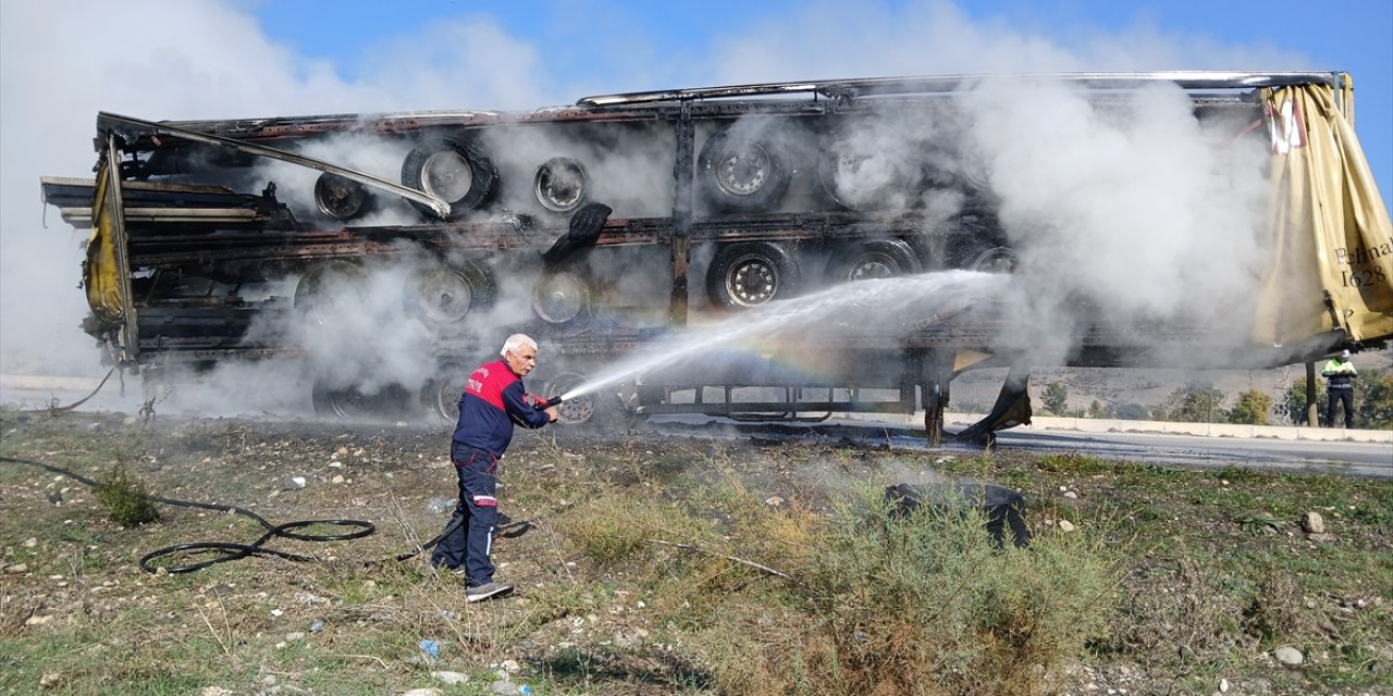 Amasya'da seyir halindeki tırda çıkan yangın hasara neden oldu