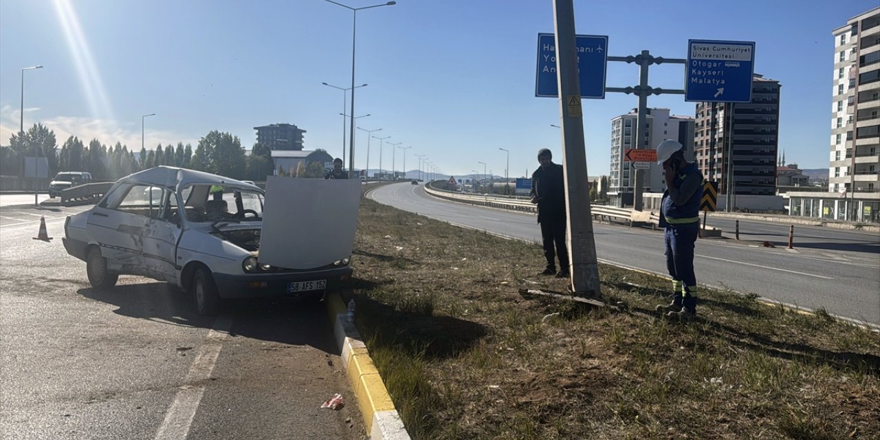 Sivas'ta aydınlatma direğine çarpan otomobildeki 2 kişi yaralandı