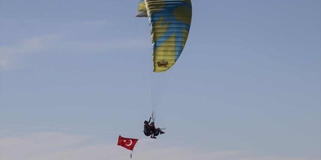 Tunceli'de paraşütçüler gökyüzünde Türk bayrağı açarak Cumhuriyet Bayramı'nı kutladı