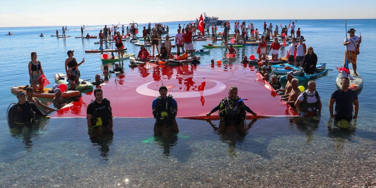 Antalya'da "Cumhuriyet'in 101. yılı" denizde Türk bayrağı açılarak kutlandı