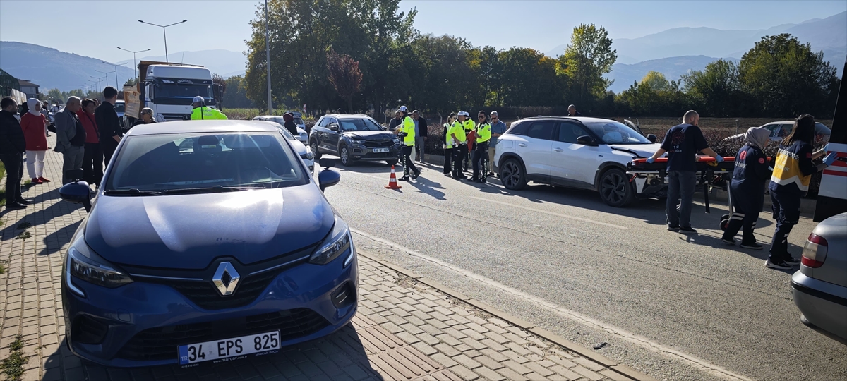 Bursa'da 3 aracın karıştığı kazada 6 kişi yaralandı