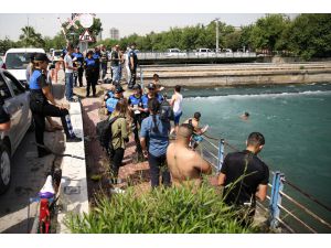 Polisin uyarısına aldırmadan sulama kanalında yüzdüler