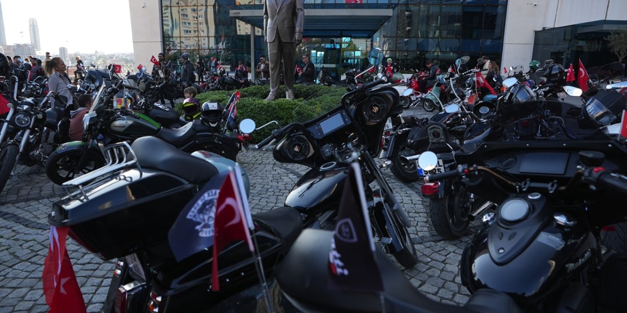 Ataşehir'de motosiklet ve modifiye otomobillerle "Cumhuriyet Konvoyu" oluşturuldu