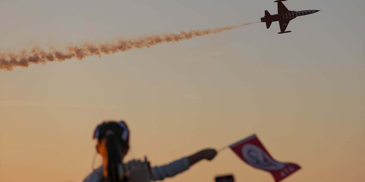 Türk Yıldızları, Cumhuriyet Bayramı dolayısıyla hava gösterisi yaptı