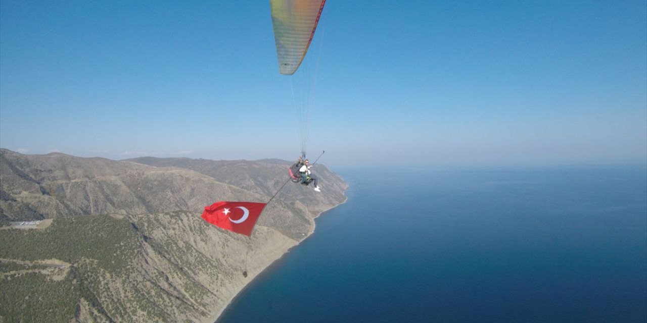 Tekirdağ'da yamaç paraşütçüleri Cumhuriyet Bayramı'nı gökyüzünde kutladı