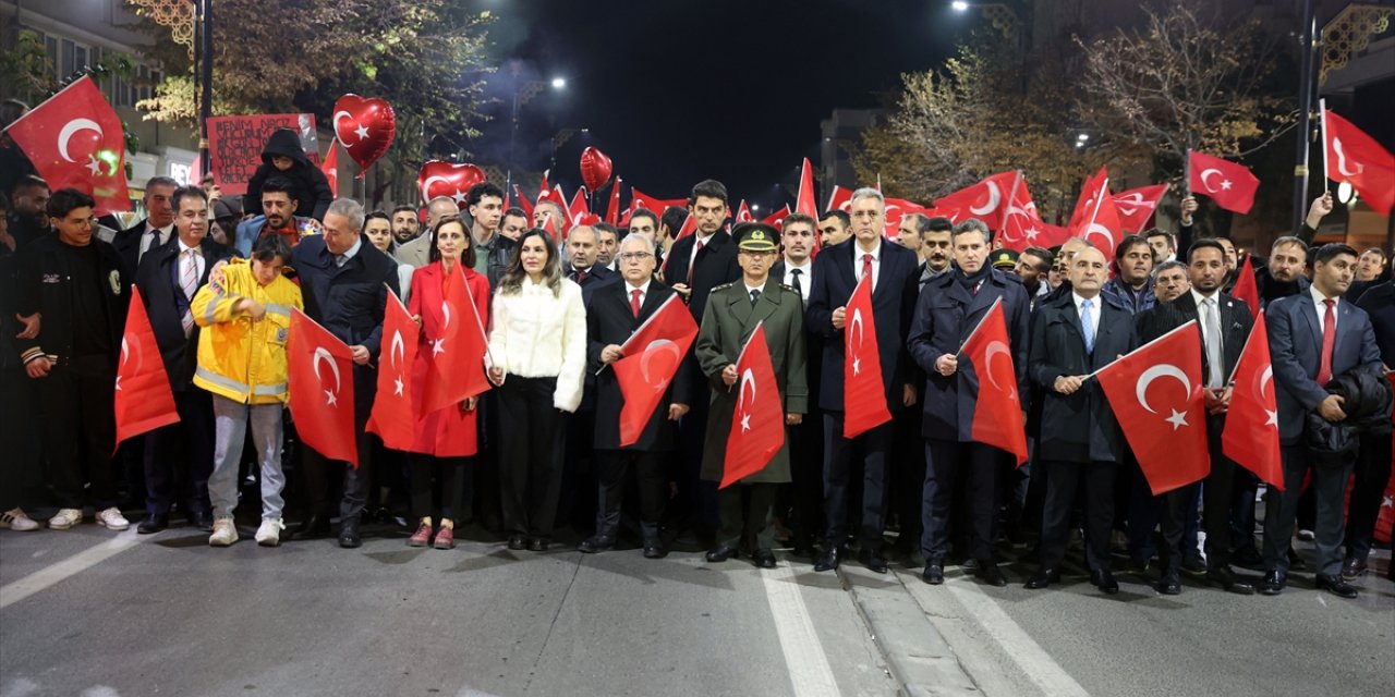 Niğde, Kırşehir ve Sivas'ta Cumhuriyet'in 101. yılı dolayısıyla fener alayı düzenlendi