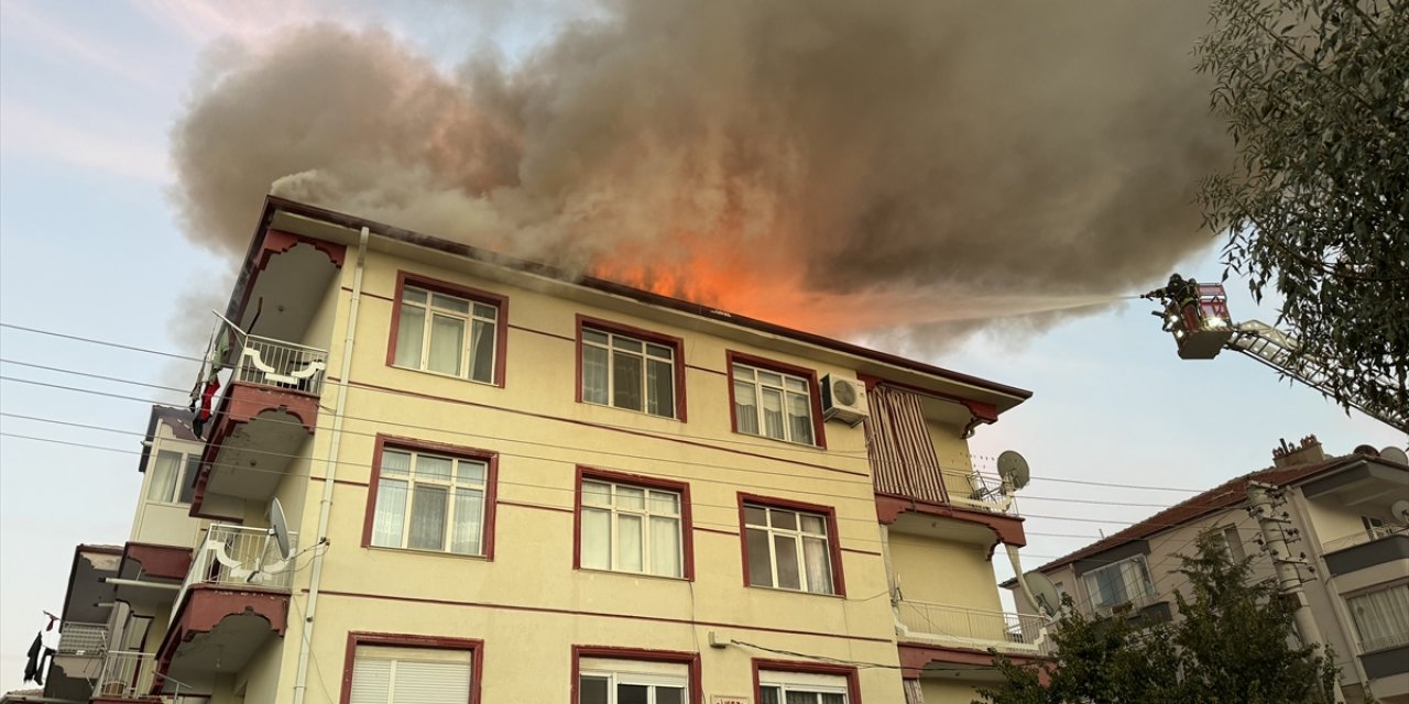 Karaman'da bir binanın çatısında çıkan yangın söndürüldü