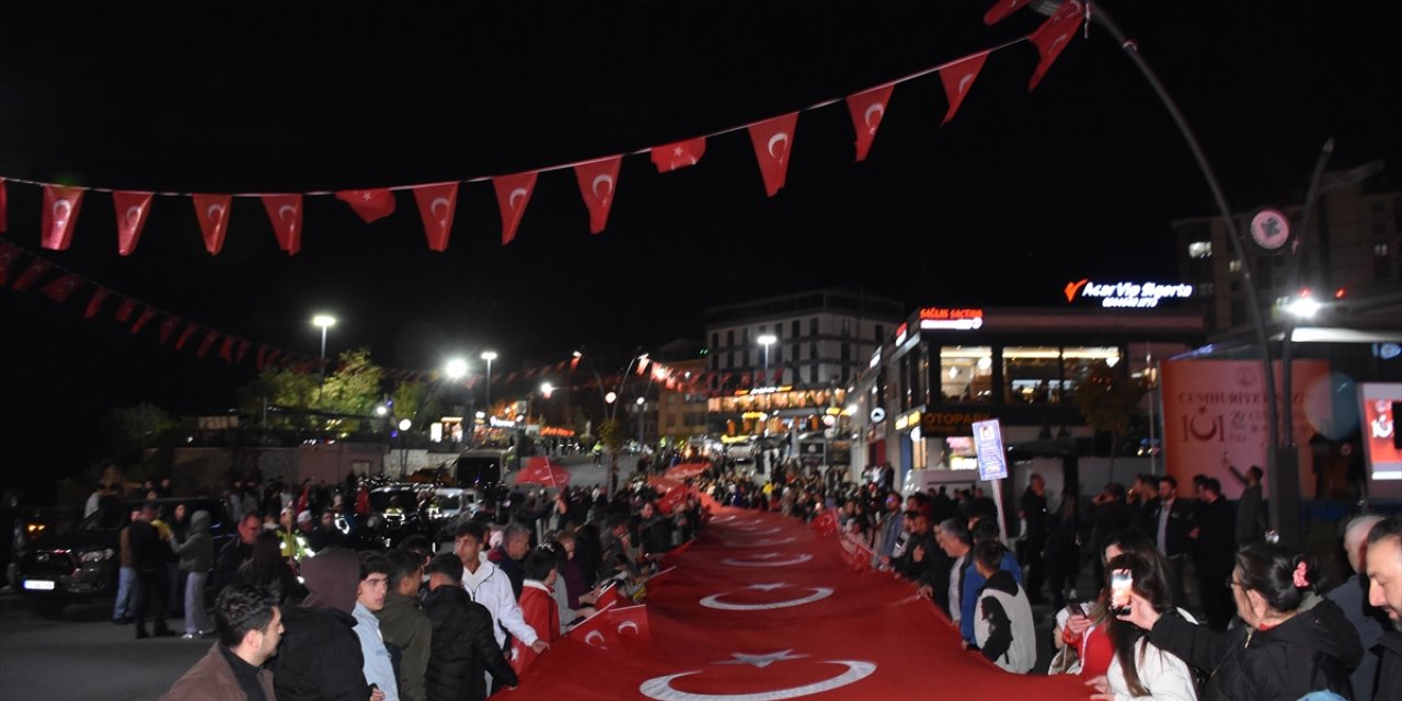 Şırnak'ta 101 metrelik Türk bayrağıyla fener alayı düzenlendi