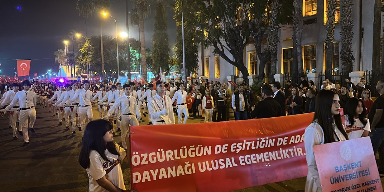 İskenderun'da Cumhuriyet'in 101. yılı fener alayıyla kutlandı