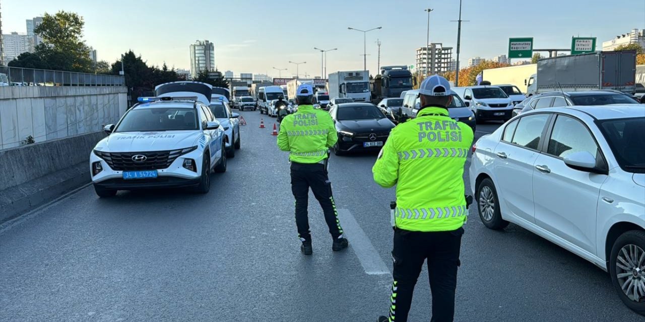 İstanbul'da usulsüz çakar ve siren denetiminde sürücülere para cezası