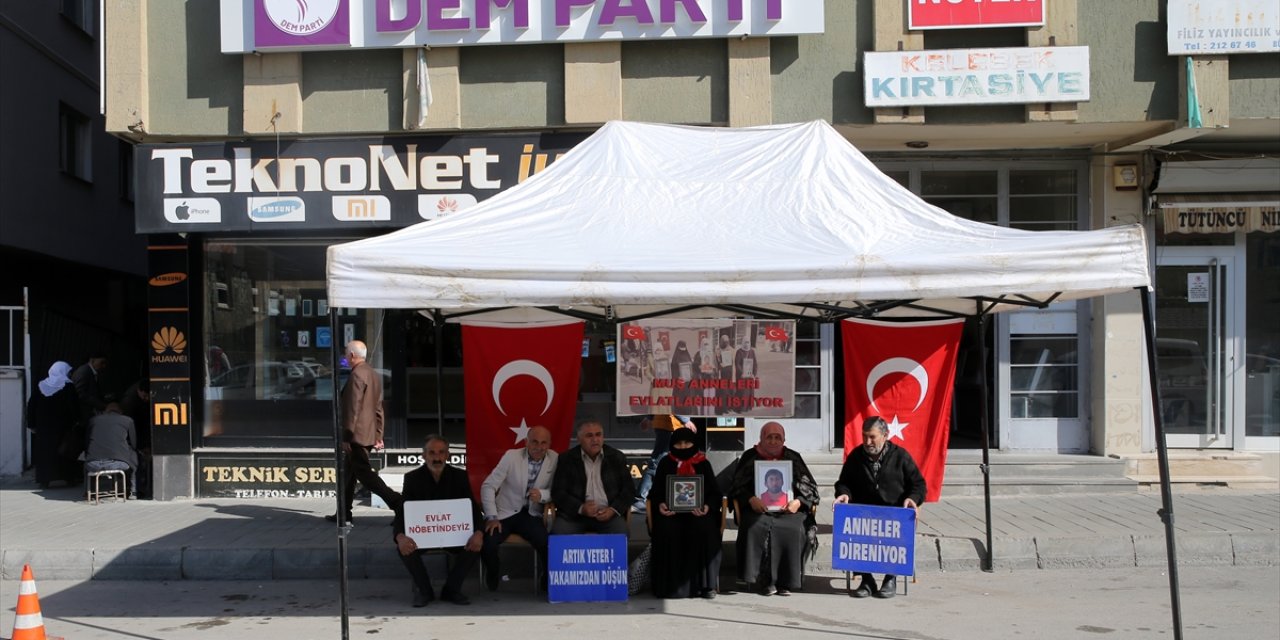 Muşlu aileler DEM Parti binası önündeki "evlat nöbeti"ne devam etti