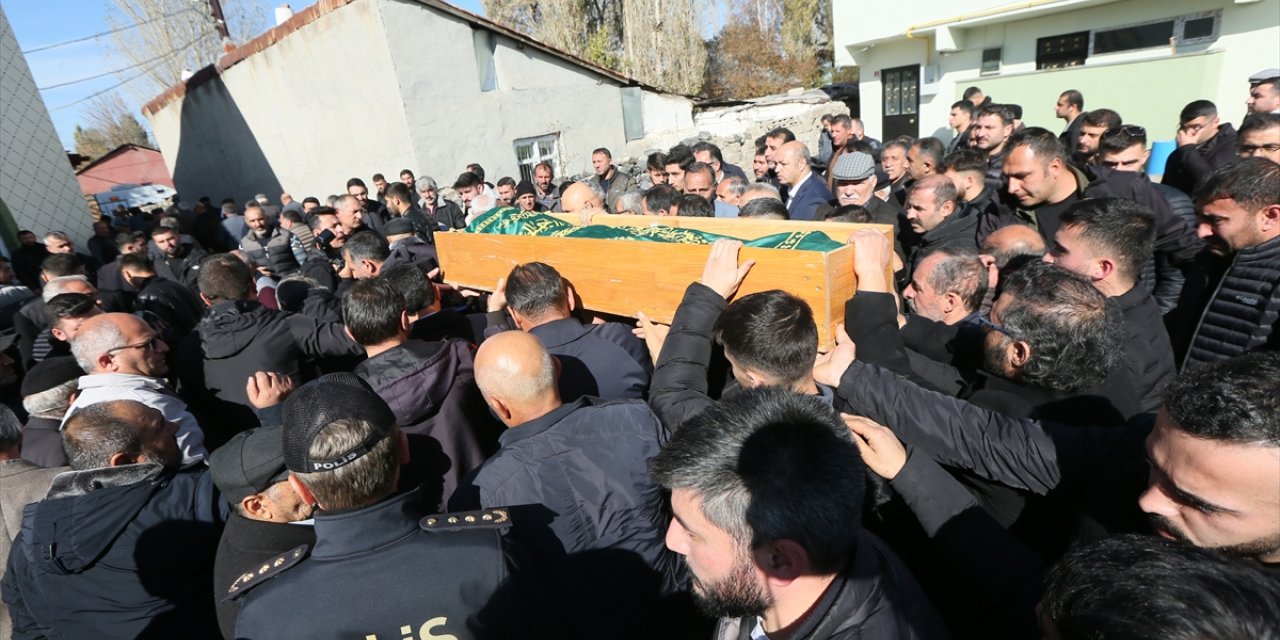 Kars'ta "maganda kurşunu"yla ölen 6 yaşındaki çocuk toprağa verildi