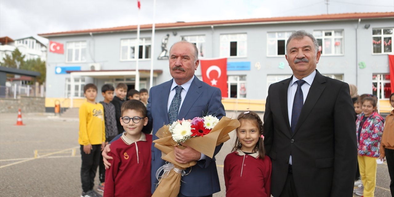 Çorum'da "Şehidimizden Kardeşine Hediye Var Projesi" kapsamında eğitim seti dağıtıldı