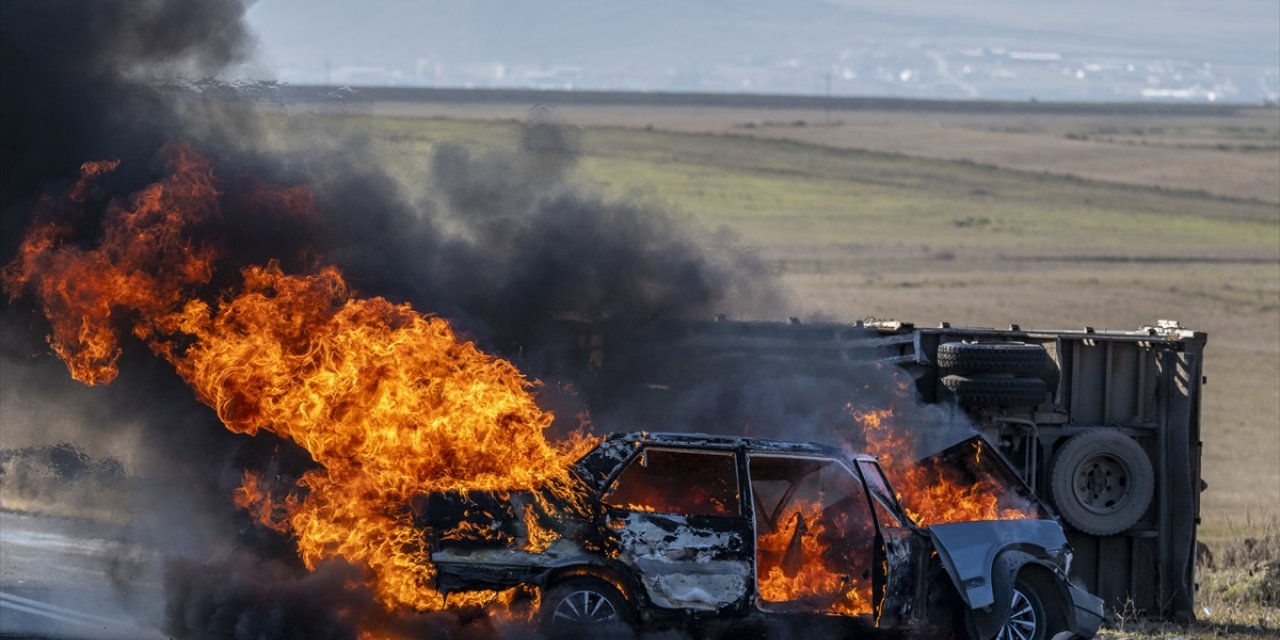 Kars'ta kamyonetle çarpışıp alev alan otomobilin sürücüsünü vatandaşlar kurtardı