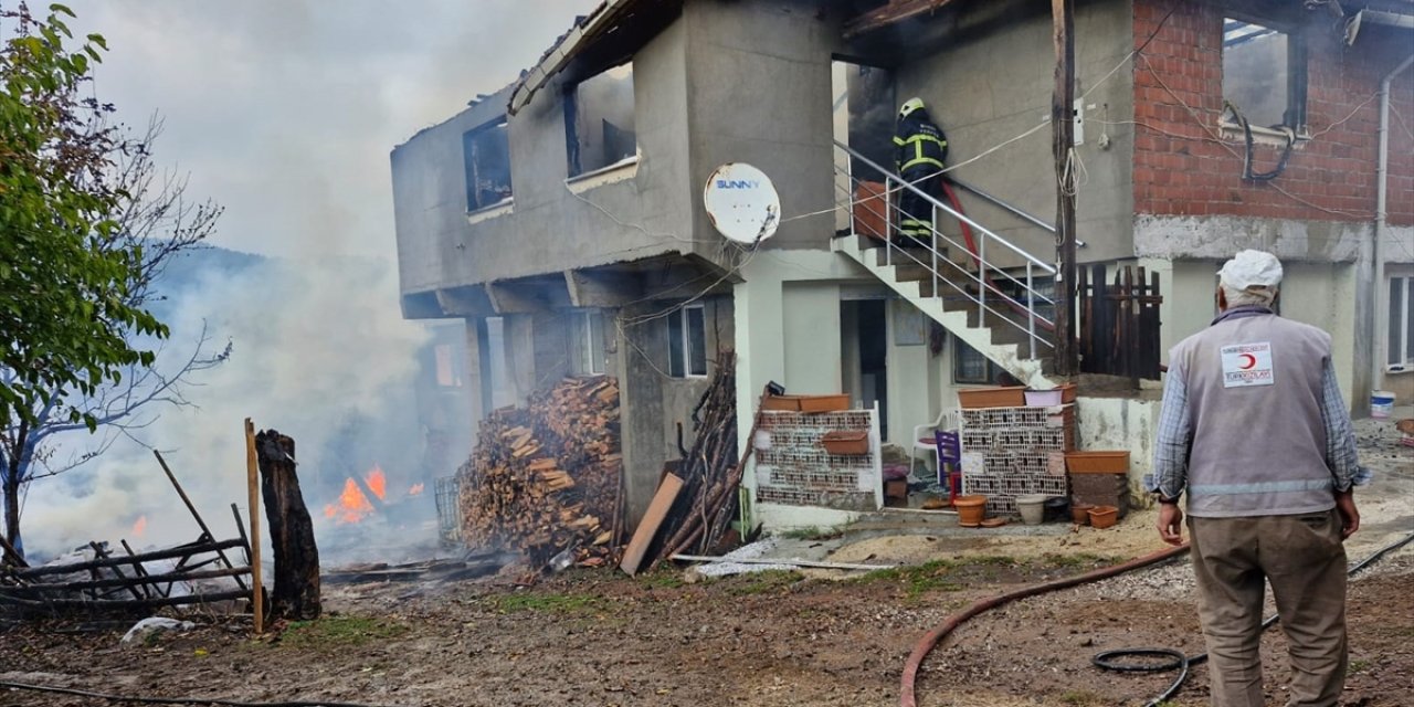 Bursa'da çıkan yangında 2 ev ile 1 samanlık zarar gördü