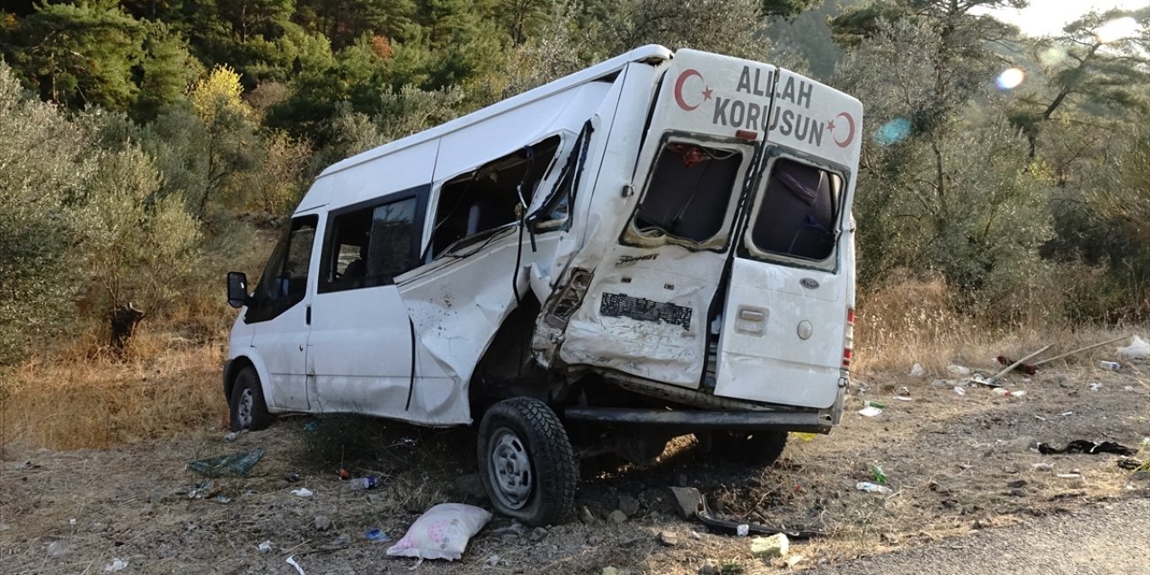 Balıkesir'de zeytin işçilerini taşıyan minibüs ile panelvanın karıştığı kazada 15 kişi yaralandı