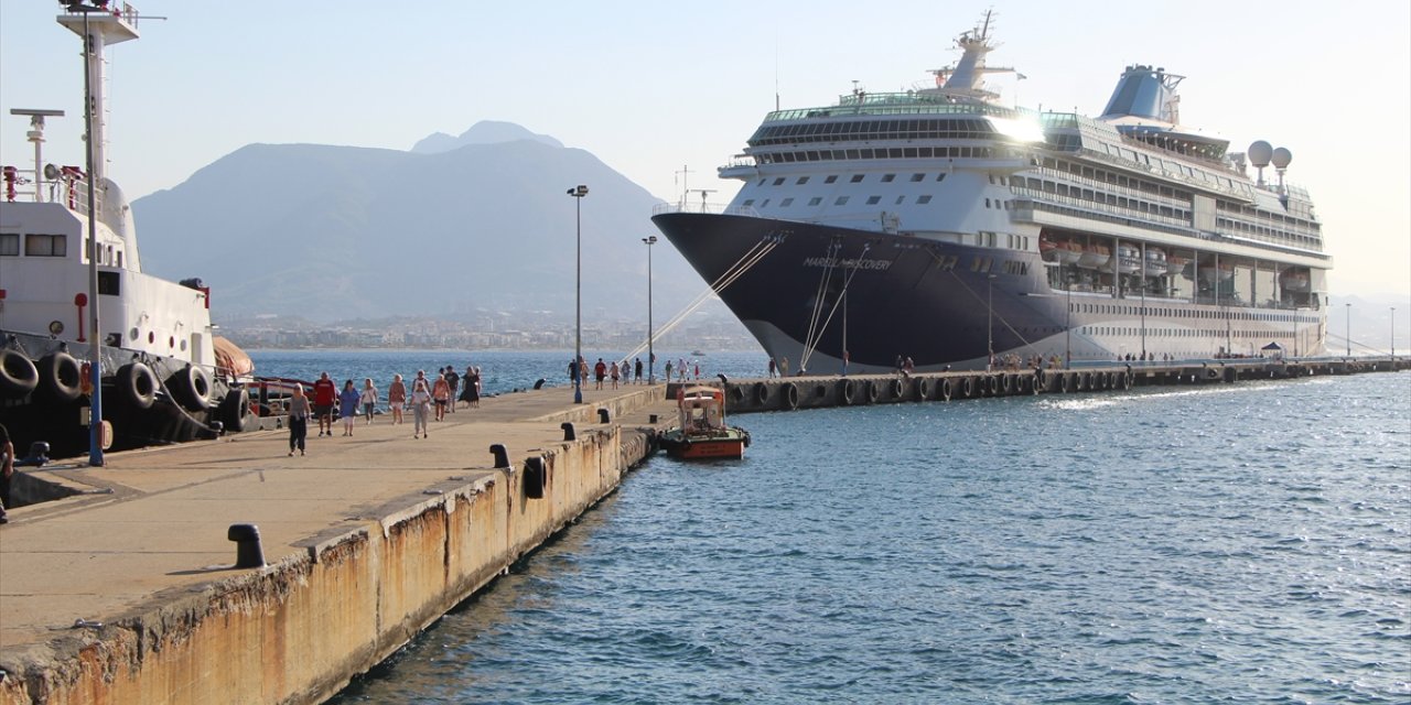 Bahama bayraklı kruvaziyer "Marella Discovery" Alanya Limanı'na demirledi