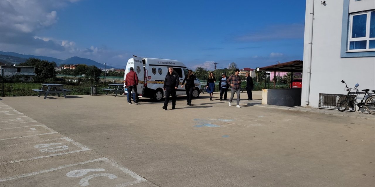 Samsun'da okul bahçesindeki banka yorgun mermi isabet etti