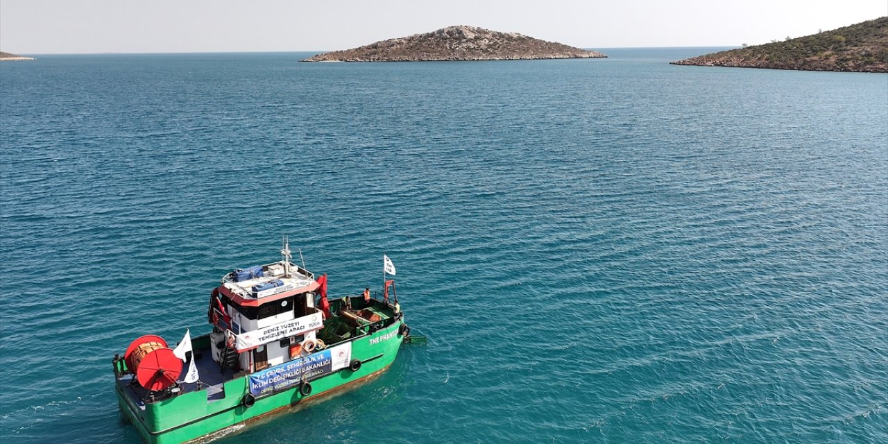 Mersin Körfezi'nde deniz yüzeyinde biriken atıklar toplandı