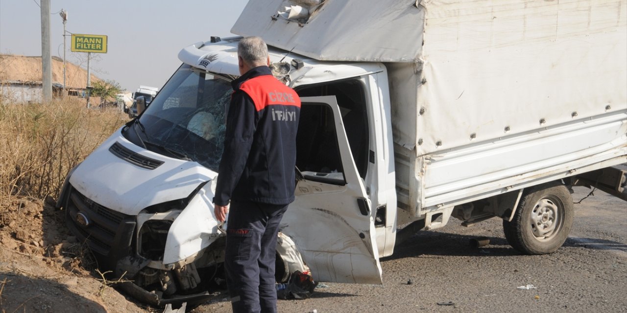 Şırnak'ta tır ile kamyonetin çarpışması sonucu 4 kişi yaralandı