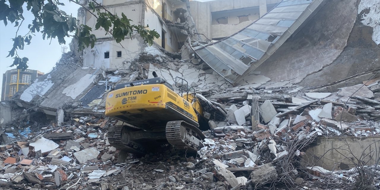 Şanlıurfa'da yıkım çalışması sırasında çöken bina iş makinesine zarar verdi