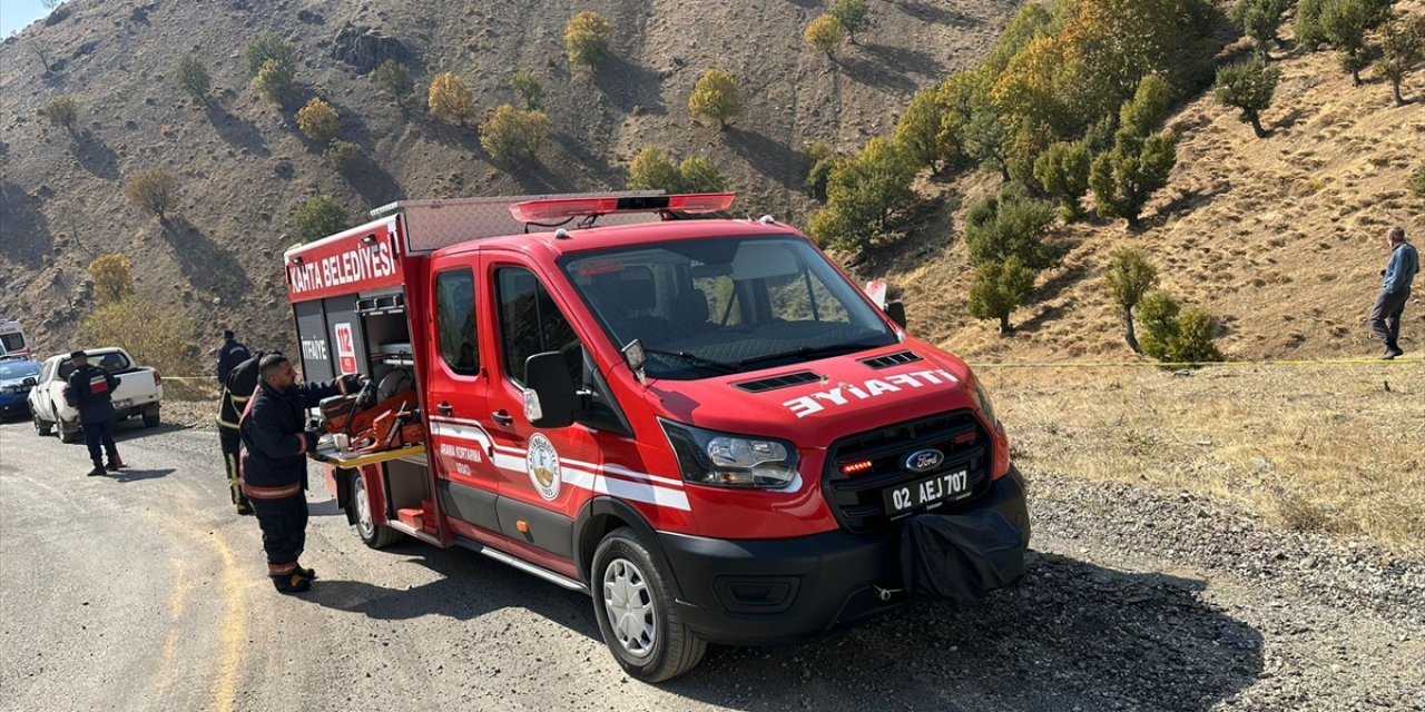 Adıyaman'da devrilen hafif ticari araçtaki 2 kişi öldü