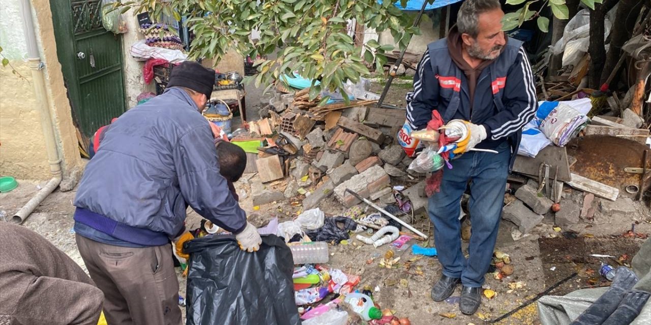 Karabük'te ev ve bahçesinden 1 kamyon çöp toplandı