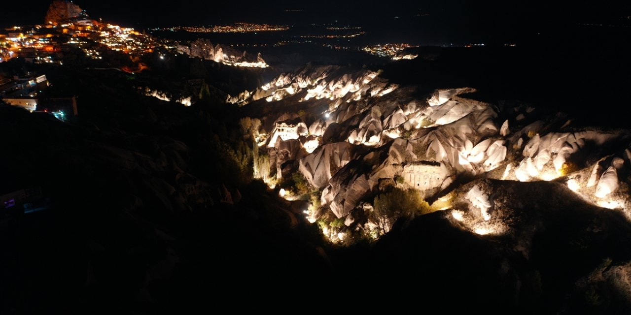 Kapadokya'nın peribacalarıyla kaplı vadisi "Güvercinlik" gece de turist çekecek