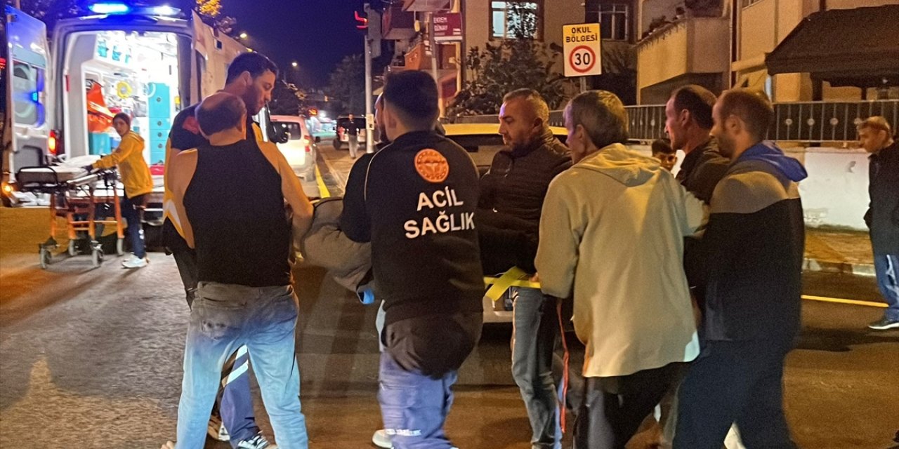 Sakarya'da hafif ticari araçla çarpışan motosikletli kurye ağır yaralandı