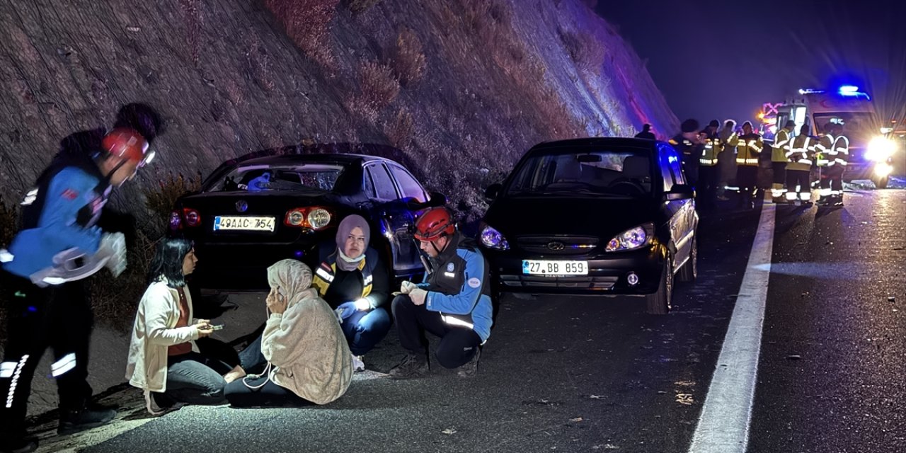 İstanbul-İzmir Otoyolu'nda 5 araç tırdan düşen tomruklara çarptı, 1 kişi öldü, 9 kişi yaralandı