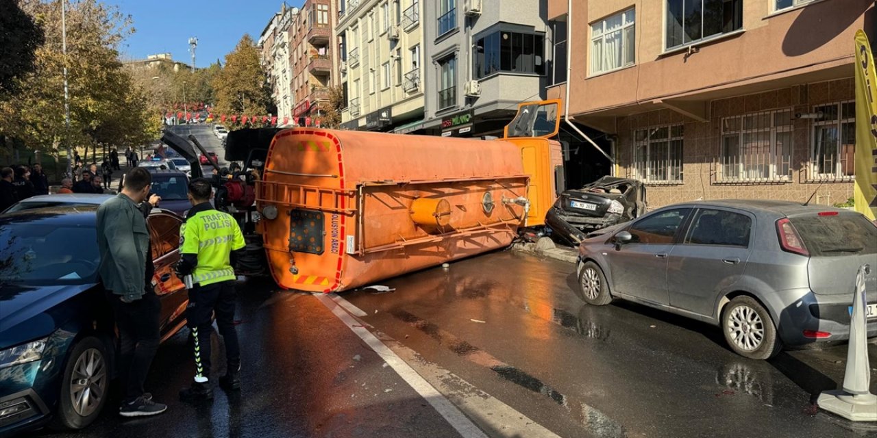 GÜNCELLEME - Bayrampaşa'da İBB'ye ait yol bakım aracının 8 araca çarptığı kazada 3 kişi yaralandı