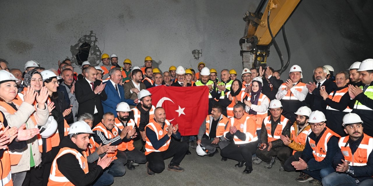 Bakan Uraloğlu, Çamlıhemşin Tüneli Işık Görme Töreni'nde konuştu: