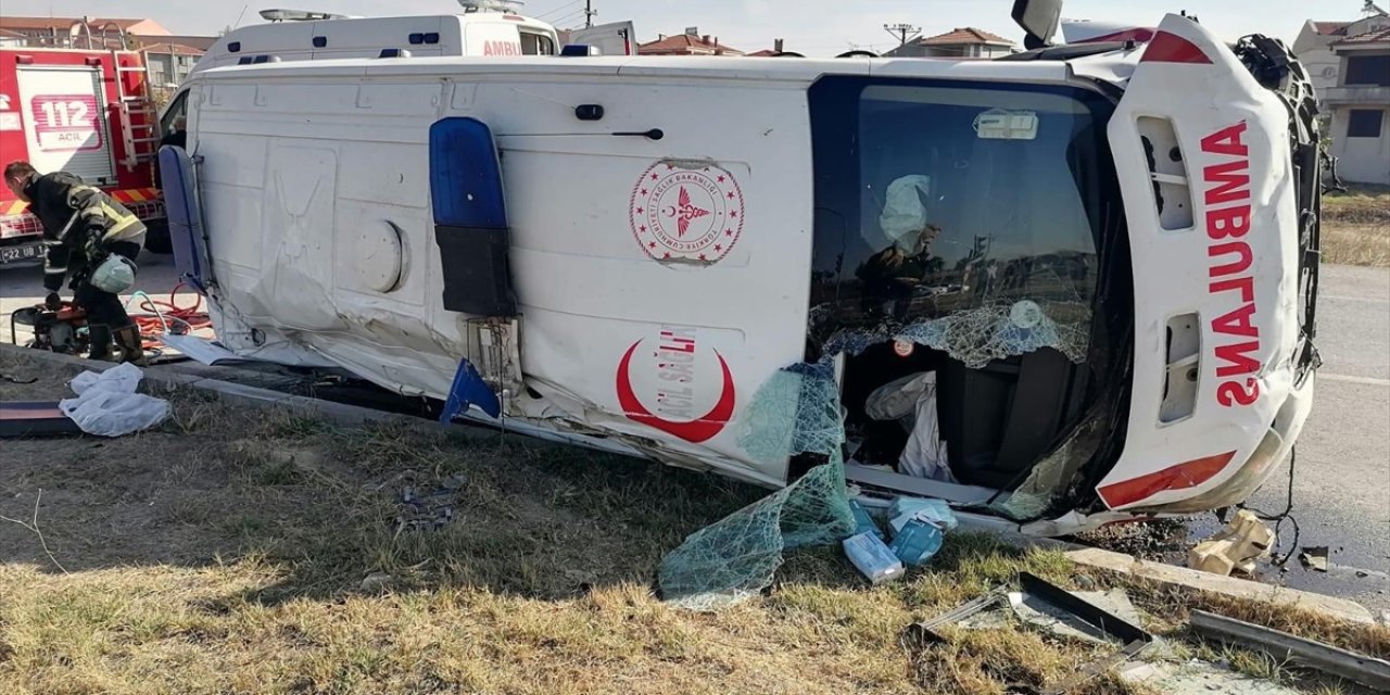 Edirne'de ambulansla otomobilin çarpıştığı kazada 7 kişi yaralandı