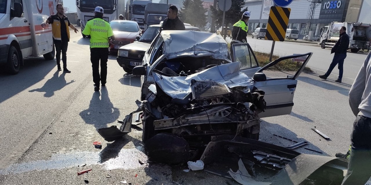 Amasya'da 2 kişinin yaralandığı trafik kazası güvenlik kamerasına yansıdı