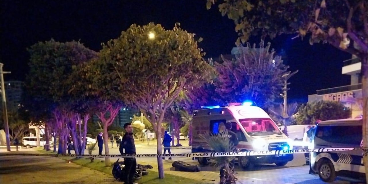 Mersin'de ağaca çarpan motosikletteki 2 kişi öldü