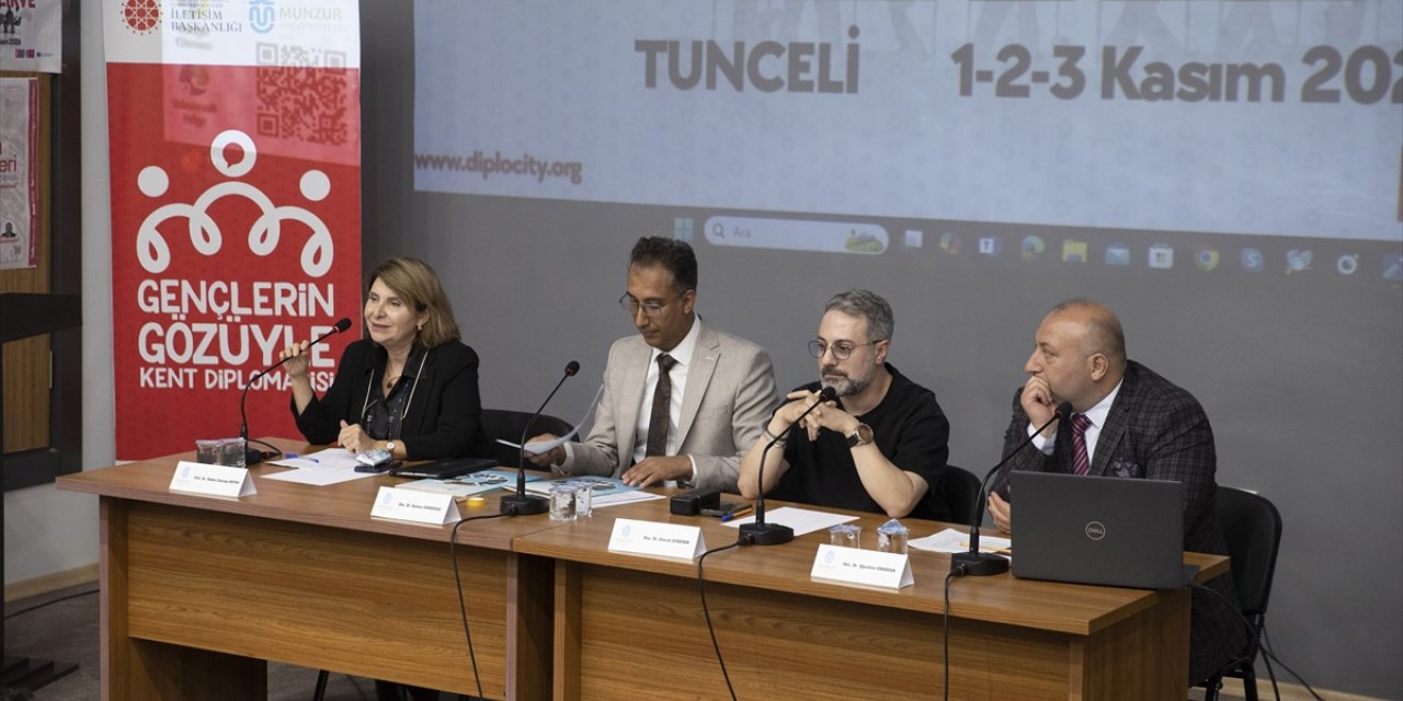 Tunceli'de "Küreselden Yerele Diplomasi" paneli düzenlendi