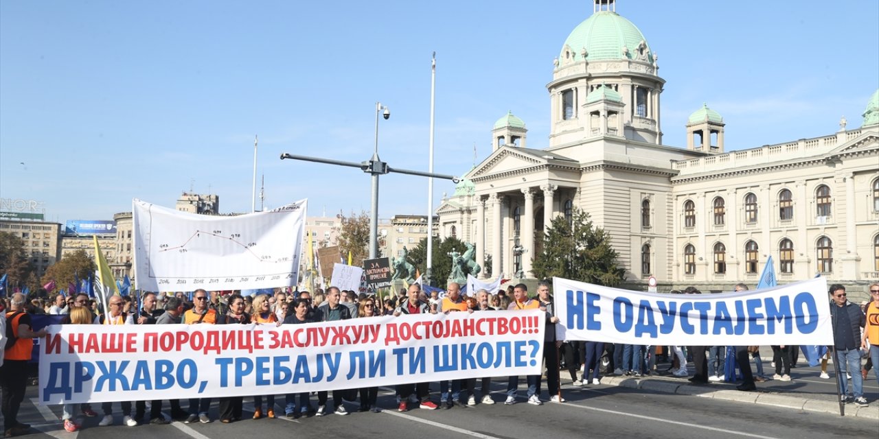 Sırbistan'da zam oranını kabul etmeyen eğitim çalışanları başkent Belgrad'da toplandı