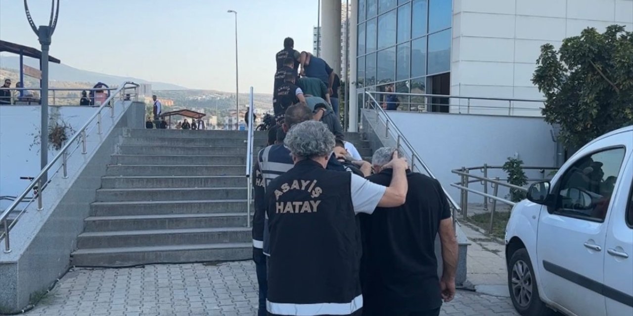 Hatay'da trafik ve asayiş uygulama noktalarını paylaştıkları suçlamasıyla 13 kişi yakalandı